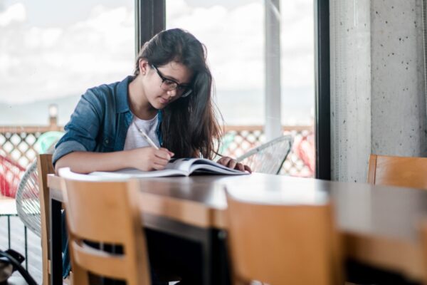 Estudiante preparándose para las oposiciones del grupo E1