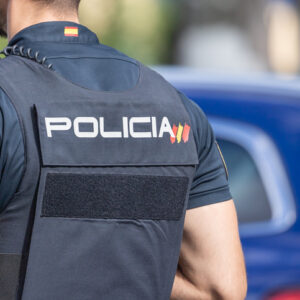 Policía Nacional de espaldas trabajando